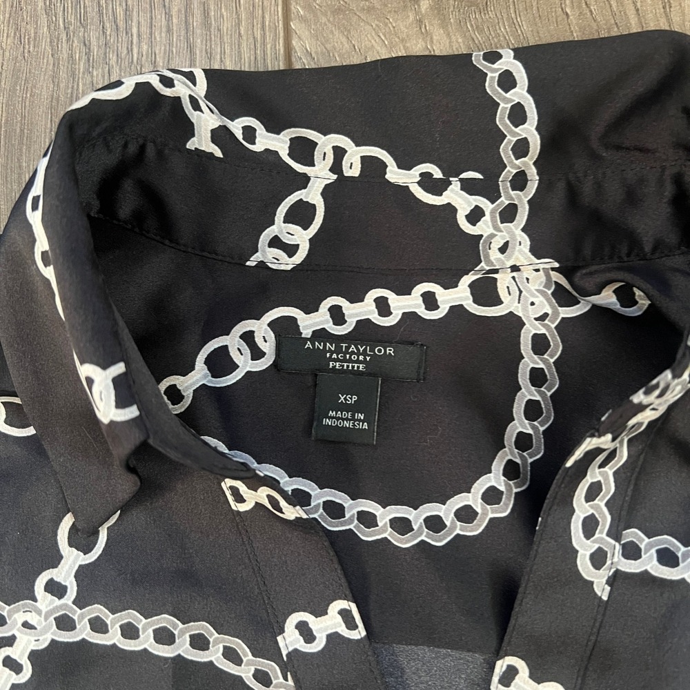 Ann Taylor Factory XS Petite black white chain patterned button up blouse - Picture 4 of 4
